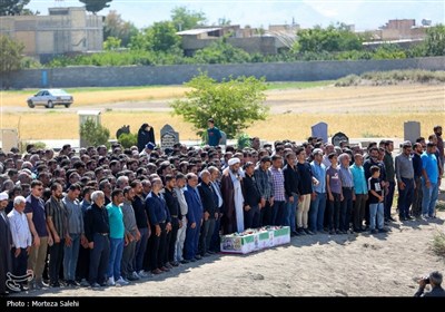مراسم تشییع و خاکسپاری شهید کربلایی علیرضا اسماعیلی در روستای تمندگان واقع در شهر پیربکران از توابع شهرستان فلاورجان اصفهان