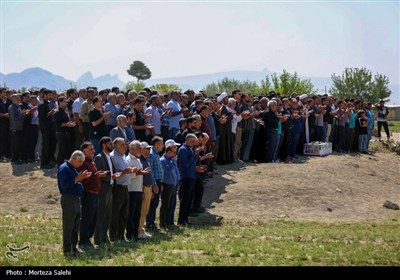 مراسم تشییع و خاکسپاری شهید کربلایی علیرضا اسماعیلی در روستای تمندگان واقع در شهر پیربکران از توابع شهرستان فلاورجان اصفهان