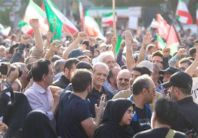 הנשיא האיראני השתתף בעצרת עממית בגנות התוקפנות האמריקנית במרכז טהראן