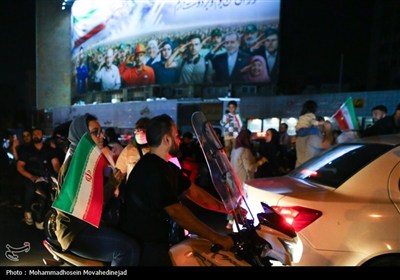 شادی مردم تهران پس از پاسخ کوبنده نیروهای مسلح به آمریکا