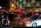شادی مردم تهران پس از پاسخ کوبنده نیروهای مسلح به آمریکا