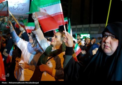 شادی مردم تهران پس از پاسخ کوبنده نیروهای مسلح به آمریکا