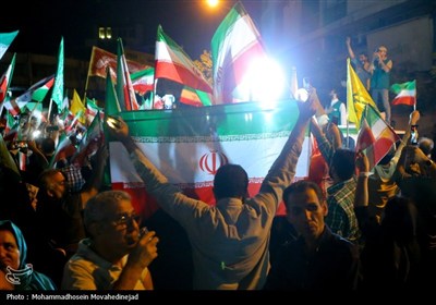 شادی مردم تهران پس از پاسخ کوبنده نیروهای مسلح به آمریکا