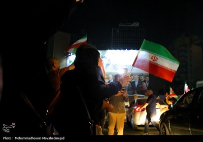 شادی مردم تهران پس از پاسخ کوبنده نیروهای مسلح به آمریکا