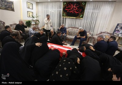 وداع خانواده شهید عمران رفیعی با پیکر شهید