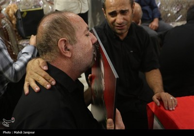 وداع خانواده شهید عمران رفیعی با پیکر شهید