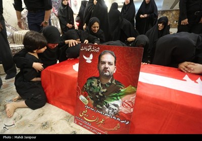وداع خانواده شهید عمران رفیعی با پیکر شهید