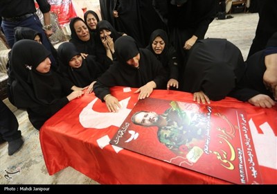 وداع خانواده شهید عمران رفیعی با پیکر شهید