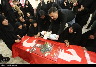 وداع خانواده شهید عمران رفیعی با پیکر شهید