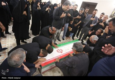 وداع خانواده شهید عمران رفیعی با پیکر شهید
