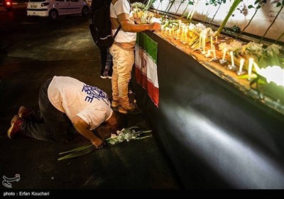 مردم تهران با اهدا گل و روشن کردن شمع در میدان جمهوری تهران یاد شهدای حمله رژیم منحوس صهیونیستی را زنده نگه داشتند