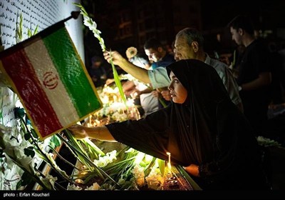 مردم تهران با اهدا گل و روشن کردن شمع در میدان جمهوری تهران یاد شهدای حمله رژیم منحوس صهیونیستی را زنده نگه داشتند