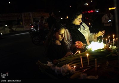 مردم تهران با اهدا گل و روشن کردن شمع در میدان جمهوری تهران یاد شهدای حمله رژیم منحوس صهیونیستی را زنده نگه داشتند