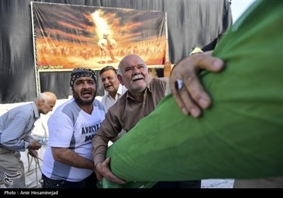 آئین سنتی برافراشتن خیمه عزای سیدالشهدا (ع) در چهل اختران قم