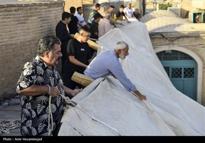 آئین سنتی برافراشتن خیمه عزای سیدالشهدا (ع) در چهل اختران قم