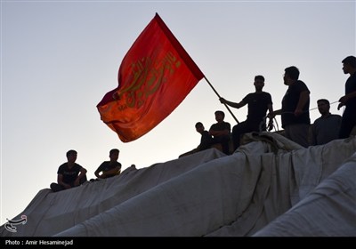 آئین سنتی برافراشتن خیمه عزای سیدالشهدا (ع) در چهل اختران قم