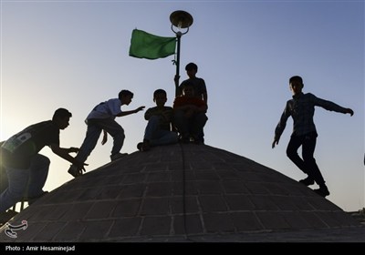 آئین سنتی برافراشتن خیمه عزای سیدالشهدا (ع) در چهل اختران قم