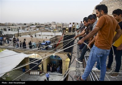 آئین سنتی برافراشتن خیمه عزای سیدالشهدا (ع) در چهل اختران قم