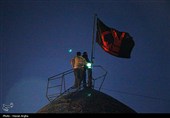 پرچم مشکی یا حسین(ع) بر روی گنبد امامزاده سیدابراهیم زنجان بهاهتزاز درآمد+عکس