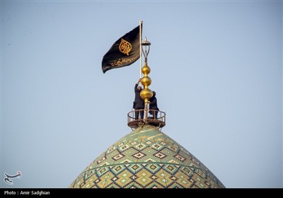آیین سیاه پوشان و تعویض پرچم گنبد حرم حضرت شاهچراغ (ع) به مناسبت آغاز ماه محرم