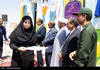 تقدیر از خانم اسدی ، دبیر مجمع خیرین توسعه کتابخانه‌ها و ترویج کتابخوانی خراسان رضوی در افتتاح مدرسه و کتابخانه توسط گروه جهادی شهدا