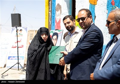 تقدیر از خانم معصومه تقی پور خوئینی، نماینده خیرین مدرسه ساز در افتتاح مدرسه و کتابخانه توسط گروه جهادی شهدا