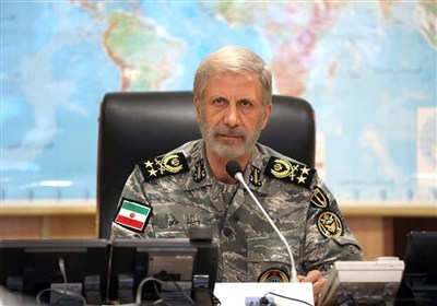 القائد العام للجیش الإیرانی: العدو مُنی بهزیمة کبرى