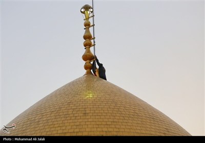 تعویض پرچم حرم مطهر حضرت معصومه (س)