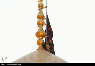 تعویض پرچم حرم مطهر حضرت معصومه (س)