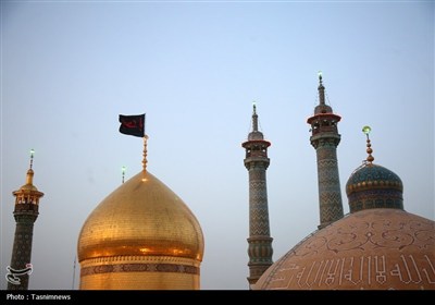 برافراشته شدن پرچم عزا بر گنبد حرم بانوی کرامت