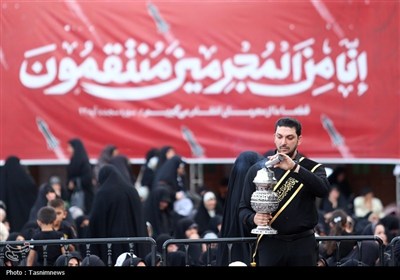 برافراشته شدن پرچم عزا بر گنبد حرم بانوی کرامت