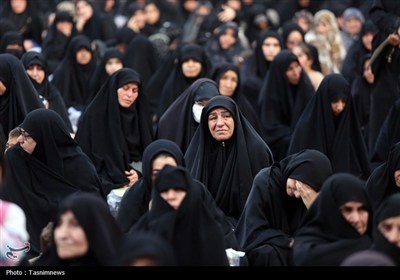 برافراشته شدن پرچم عزا بر گنبد حرم بانوی کرامت