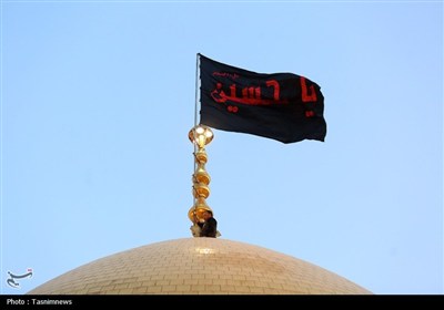 برافراشته شدن پرچم عزا بر گنبد حرم بانوی کرامت