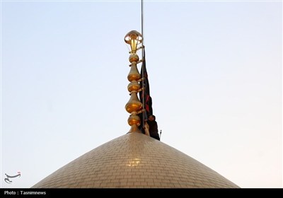 برافراشته شدن پرچم عزا بر گنبد حرم بانوی کرامت