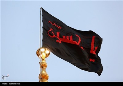 برافراشته شدن پرچم عزا بر گنبد حرم بانوی کرامت