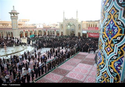 برافراشته شدن پرچم عزا بر گنبد حرم بانوی کرامت