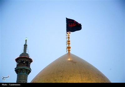 برافراشته شدن پرچم عزا بر گنبد حرم بانوی کرامت