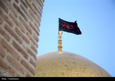 برافراشته شدن پرچم عزا بر گنبد حرم بانوی کرامت