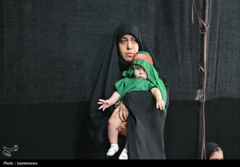 زمزمه لالایی‌های عاشورایی با حضور گسترده مادران در ورامین + فیلم