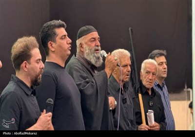 کاشان با غبارروبی مزار محتشم کاشانی به استقبال محرم رفتند