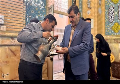 کاشان با غبارروبی مزار محتشم کاشانی به استقبال محرم رفتند