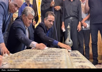 کاشان با غبارروبی مزار محتشم کاشانی به استقبال محرم رفتند