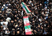وداع حماسی با قهرمانان وطن؛ شهدای مقاومت بر دوش مردم قم+ تصاویر