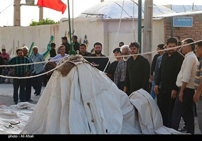 برپایی خیمه عزای امام حسین (ع) در ده زیار روستای تعزیه ایران