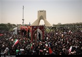 پیکر کودکان بر دوش سرداران شهید/ احترام نظامی دانشجویان به شهدای اقتدار