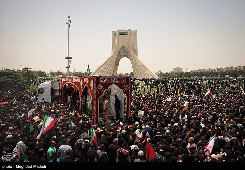 پیکر کودکان بر دوش سرداران شهید / احترام نظامی دانشجویان به شهدای اقتدار