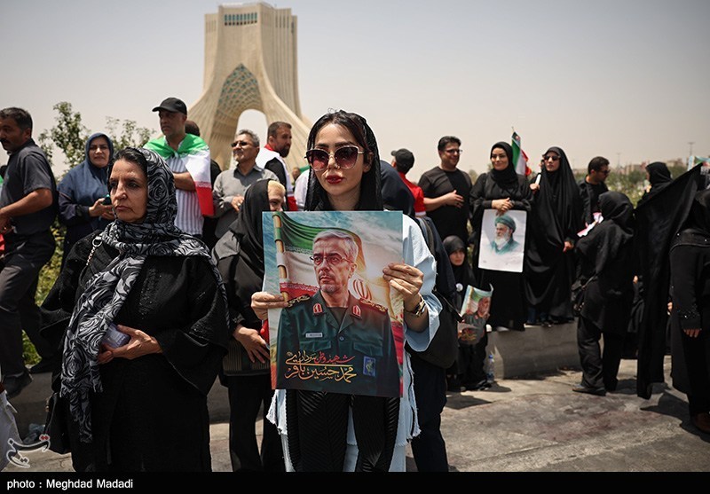 پیکر کودکان بر دوش سرداران شهید / احترام نظامی دانشجویان به شهدای اقتدار 6