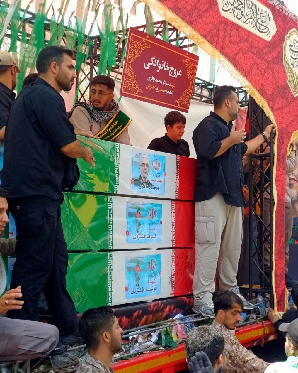 پیکر کودکان بر دوش سرداران شهید / احترام نظامی دانشجویان به شهدای اقتدار 4