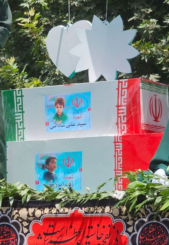 پیکر کودکان بر دوش سرداران شهید / احترام نظامی دانشجویان به شهدای اقتدار 3
