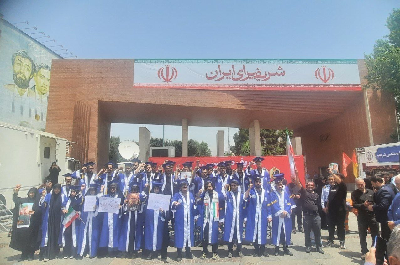 پیکر کودکان بر دوش سرداران شهید / احترام نظامی دانشجویان به شهدای اقتدار 5